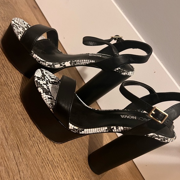 Black and snakeskin Platform Heels - Picture 2 of 5
